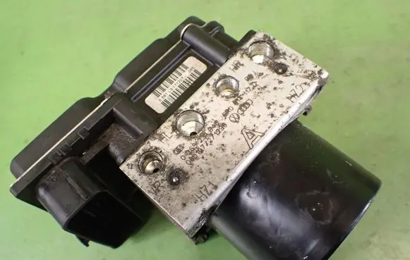 Seat Ibiza III (6L) ABS Pump 6R0907379C 6R0614117D