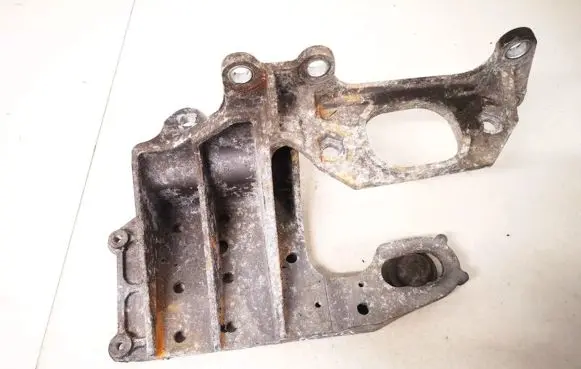 Nissan Qashqai Engine mounting bracket
