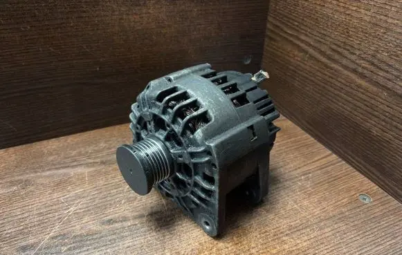 Opel Vivaro Generator/alternator 7700426849 2542272E