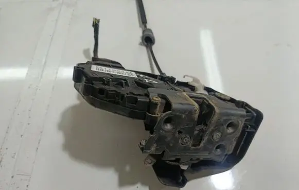 Volvo V50 Front door lock 30699793