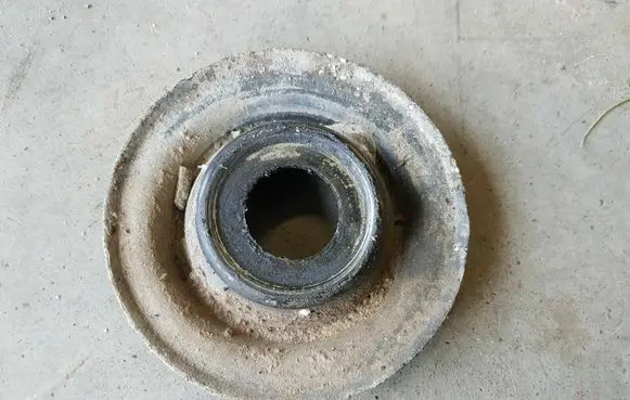 Volkswagen Golf III Coil spring mount 357412341A