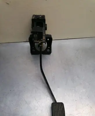KIA Carens II Brake pedal 328001DXXX