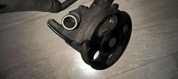 Mazda 323 Power steering pump