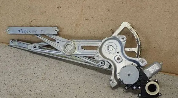 Toyota Auris 150 Front door window regulator with motor 8570202020