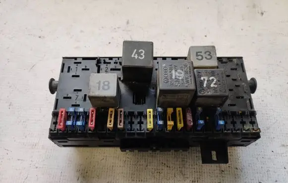 Volkswagen PASSAT B3 Fuse module 171941813D