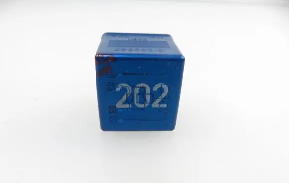 Audi A6 S6 C5 4B Fuel pump relay 8A0951253