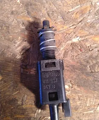 Audi A4 S4 B5 8D Brake pedal sensor switch 343B 811907