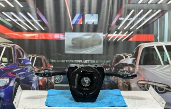 Wiper turn signal indicator stalk/switch