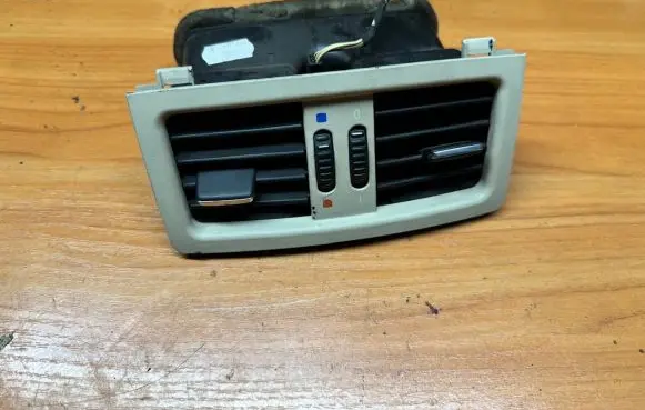 Rear air vent grill