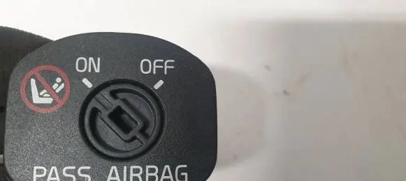 Passenger airbag on/off switch