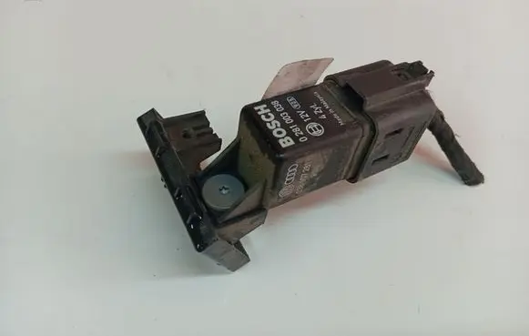 Volkswagen PASSAT B6 Glow plug pre-heat relay 0281003038