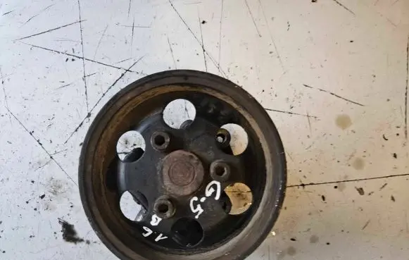 Volkswagen Golf V Power steering pump 058145255E 8D0145156