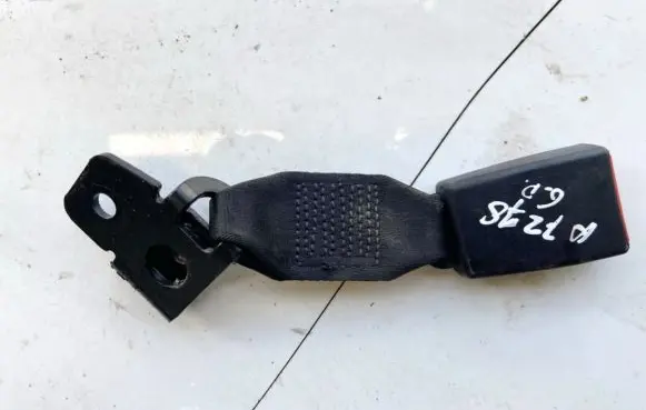 Toyota Avensis T220 Rear seatbelt buckle 30002161 g130301