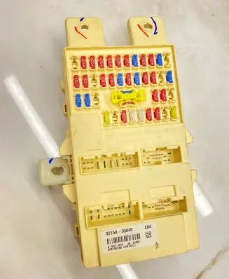 SsangYong Tivoli Fuse module 8215035040 A04270294 AK62888