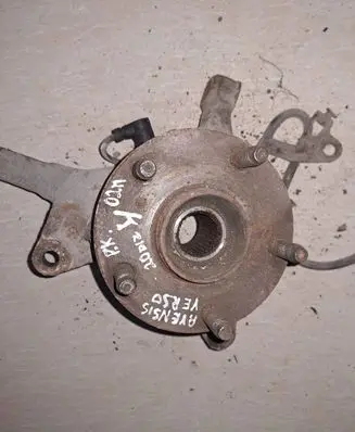 Toyota Avensis Verso Front wheel hub