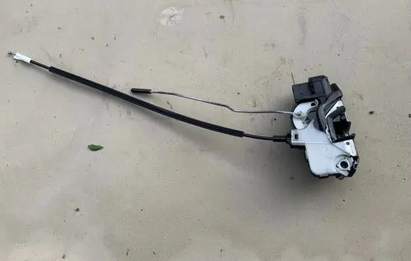 Opel Insignia A Front door lock