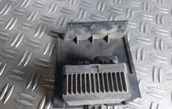 Opel Insignia A Glow plug pre-heat relay 55563423