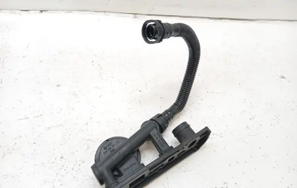 Volkswagen Golf V Oil breather separator 06F129101C