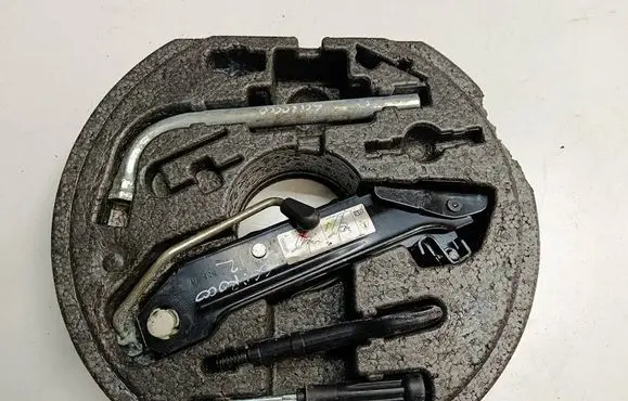 Volkswagen Scirocco Tool set 1K0012115FT2 1K0012115F 1K8010687