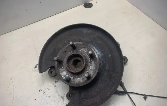 Rear wheel hub spindle/knuckle