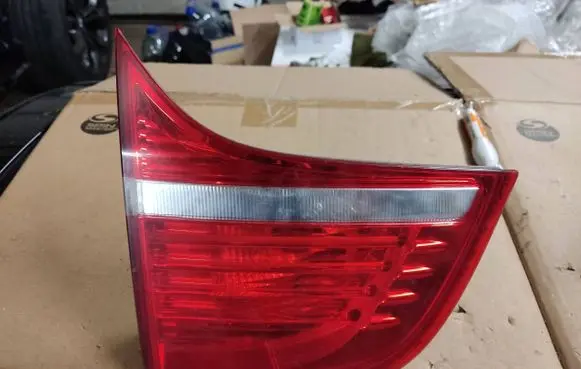 Tailgate rear/tail lights