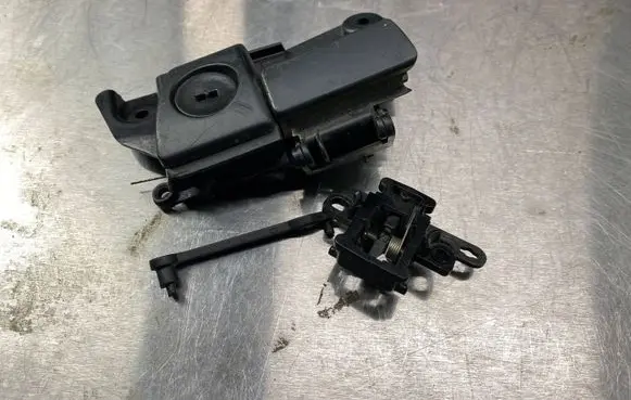 Volvo V70 Glove box lock 9184994