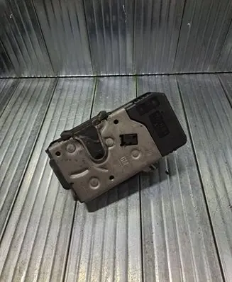 Opel Combo C Front door lock 13154792