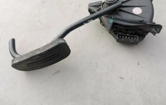 Volvo S70 V70 V70 XC Accelerator throttle pedal 9447137 9447136 9447135