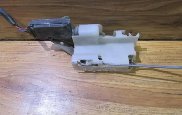Mazda 323 F Front door lock
