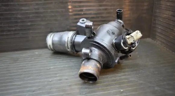 Thermostat/thermostat housing