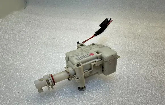 Volkswagen PASSAT B5 Central locking motor 3B0810773A 3B0959782