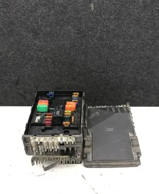 Volkswagen Caddy Fuse box set 01718130 1K0937132F 017181281
