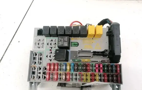 Opel Zafira A Fuse box set 90589965