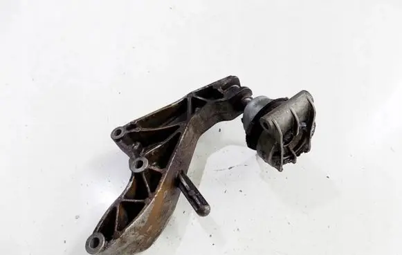 Opel Zafira B Engine mount bracket