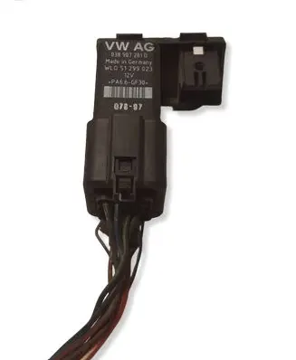 Volkswagen Golf VI Glow plug pre-heat relay 038907281D PA66GF30