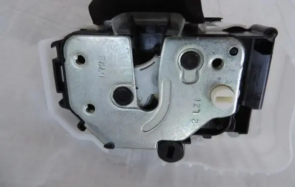Opel Combo D Front door lock 95518206