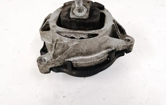 Engine mount bracket