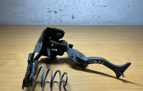 Mercedes-Benz E W210 Engine bonnet (hood) release handle 2108870127 C1431