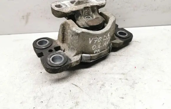 Volvo V70 Engine mount bracket