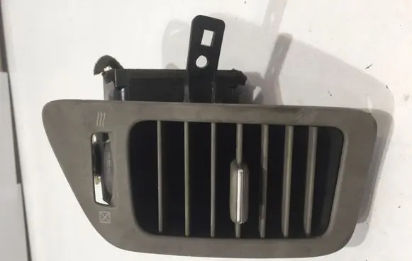 Nissan Primera Dashboard side air vent grill/cover trim 68761AV601