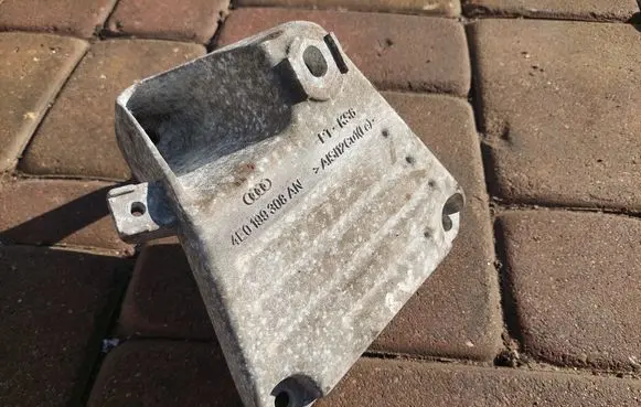 Audi A8 S8 D3 4E Engine mounting bracket 4E0199308AN