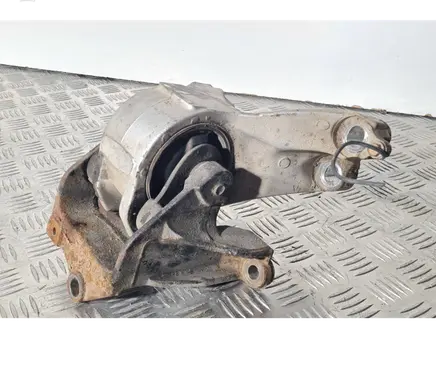 Honda CR-V Engine mount bracket
