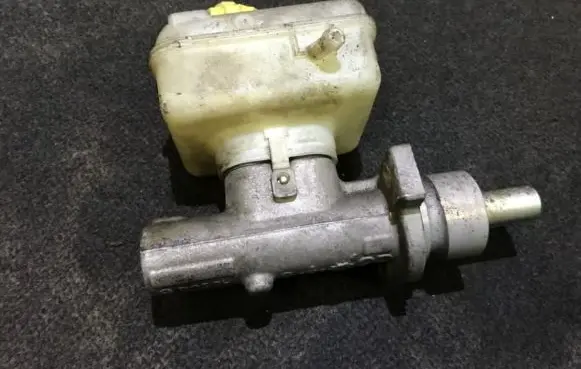 Volkswagen Golf IV Master brake cylinder 21027099