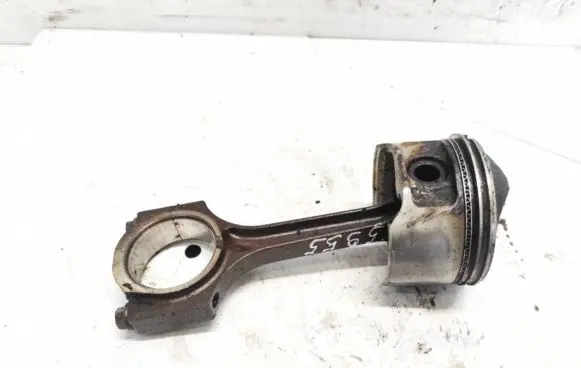 Chrysler PT Cruiser Piston with connecting rod