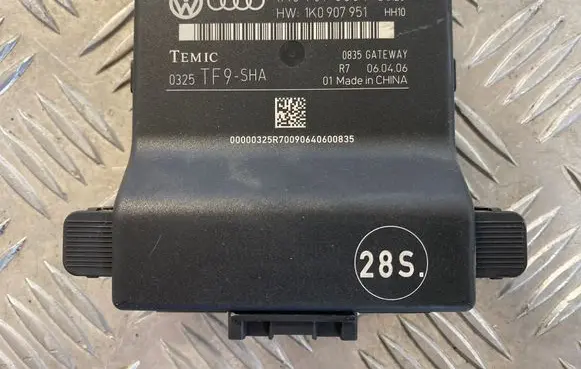 Skoda Octavia Mk2 (1Z) Gateway control module 1K0907530F 0325 1K0907951
