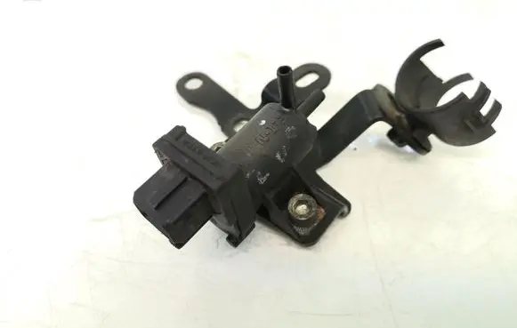 Volkswagen Golf I Vacuum valve 1351010