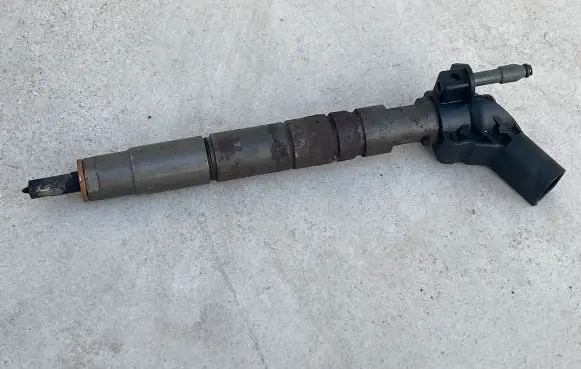 Opel Insignia A Fuel injector 55565209
