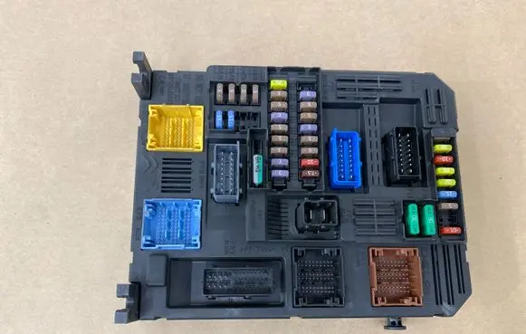 Citroen C4 Grand Picasso Fuse module 9819851480