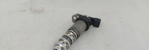 BMW 5 E60 E61 Camshaft vanos timing valve 7584115