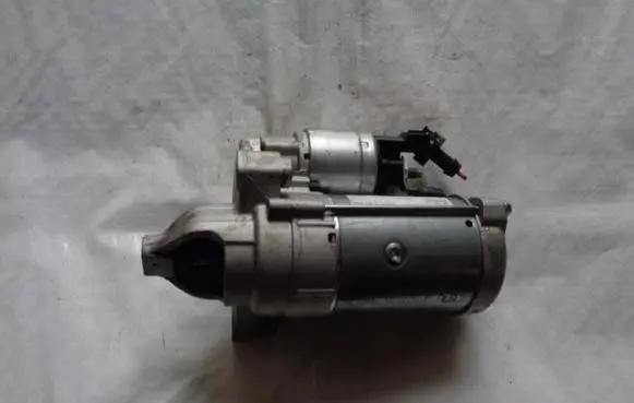 Peugeot 208 Starter motor 9825233080